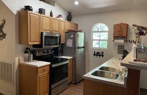 Murphy Cabina | Cabin with Firepit, HotTub and Fireplace near waterfalls, wineries on 1.25 acres