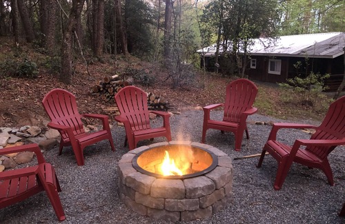 Murphy Cabina | Cabin with Firepit, HotTub and Fireplace near waterfalls, wineries on 1.25 acres