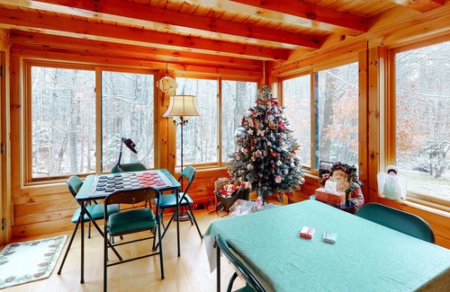 Stratton Casa | Cabin with gas fireplace, private washer/dryer, central AC, cable & fast WiFi