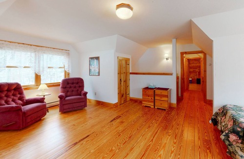 Stratton Casa | Cabin with gas fireplace, private washer/dryer, central AC, cable & fast WiFi