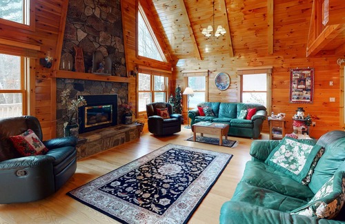 Stratton Casa | Cabin with gas fireplace, private washer/dryer, central AC, cable & fast WiFi
