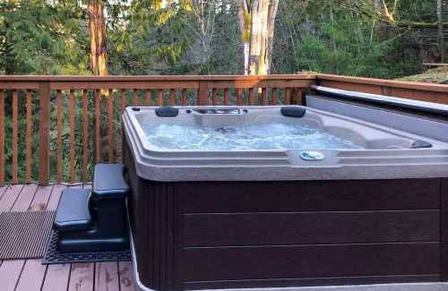 Shelton Casa | Cabin with Hot Tub, 25 Mi to Olympic Natl Park