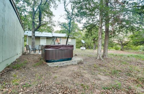 Valley View Apartamento | Cabin with Hot Tub in Valley View Pets Welcome!