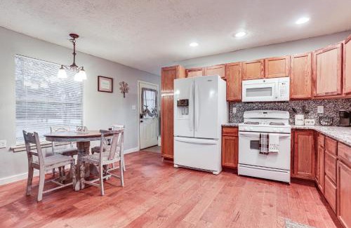 Valley View Apartamento | Cabin with Hot Tub in Valley View Pets Welcome!
