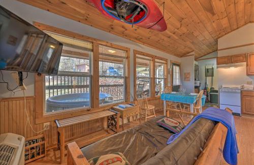 Bryson City Apartamento | Cabin with Hot Tub - Near Nantahala Outdoor Center!