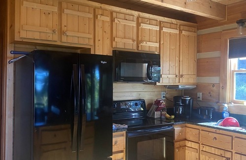 Traphill Cabina | Cabin with Hot Tub on Golf Course Close to Stone Mountain State Park