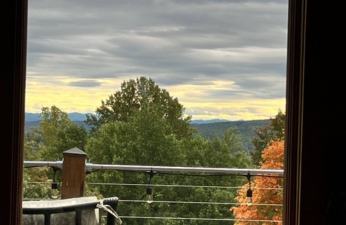 Traphill Cabina | Cabin with Hot Tub on Golf Course Close to Stone Mountain State Park