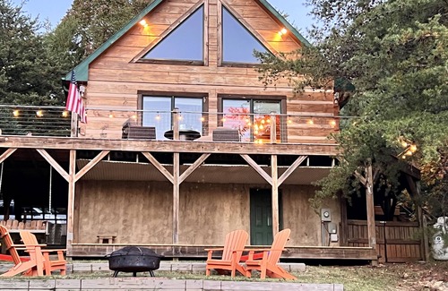 Traphill Cabina | Cabin with Hot Tub on Golf Course Close to Stone Mountain State Park