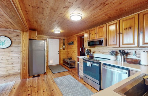 Ellijay Cabina | Cabin with hot tub & stunning lake and mountain views throughout