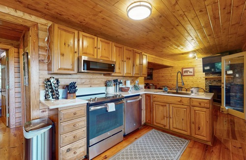 Ellijay Cabina | Cabin with hot tub & stunning lake and mountain views throughout