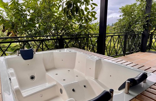 El Penol Chalet De Esquí | CABAÑA CON JACUZZI Y PISCINA PEÑOL GUATAPE