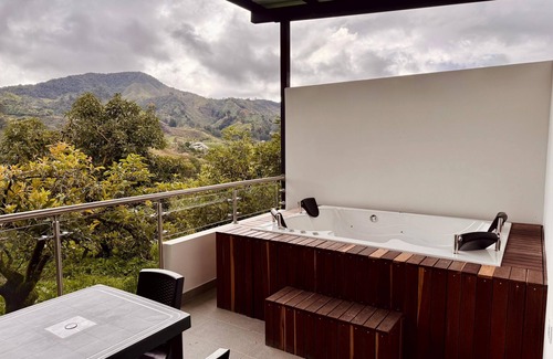 El Penol Chalet De Esquí | CABAÑA CON JACUZZI Y PISCINA PEÑOL GUATAPE
