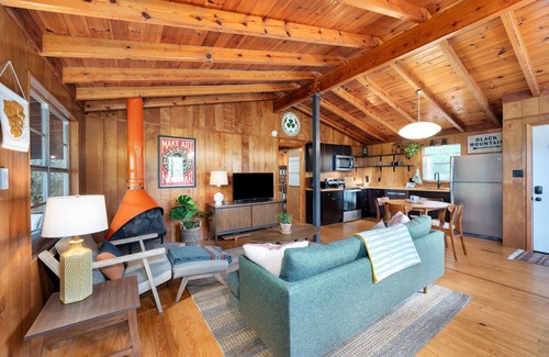 Ridgecrest Cabina | Cabin with Mountain View, Fireplace, Screened Porch and Fire Pit near Asheville