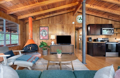 Ridgecrest Cabina | Cabin with Mountain View, Fireplace, Screened Porch and Fire Pit near Asheville