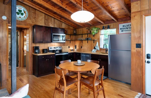 Ridgecrest Cabina | Cabin with Mountain View, Fireplace, Screened Porch and Fire Pit near Asheville