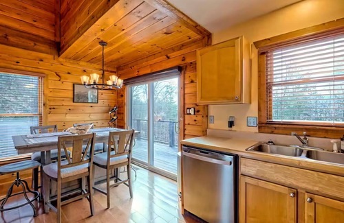 Hiawassee Cabina | Cabin with Mountain & Lake Views, Fire Pit, WiFi, AC, EV Charger, Pond/Fountain