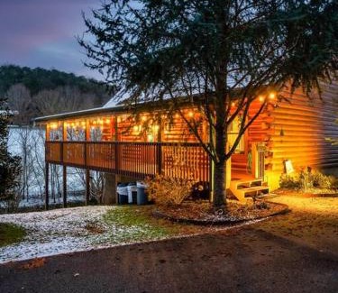 Sevierville Casa | Cabin with New Hot Tub, Near Dollywood .2BD.2BA.Sleeps6.BBQ