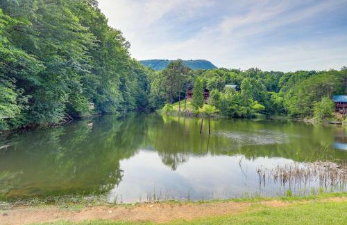 Gatlinburg - Pigeon Forge Casa | Cabin with Private Hot Tub about 7 Mi to Pigeon Forge!
