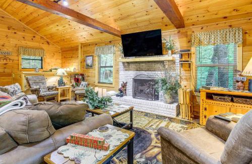 Gatlinburg - Pigeon Forge Casa | Cabin with Private Hot Tub about 7 Mi to Pigeon Forge!