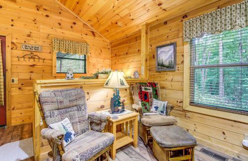 Gatlinburg - Pigeon Forge Casa | Cabin with Private Hot Tub about 7 Mi to Pigeon Forge!