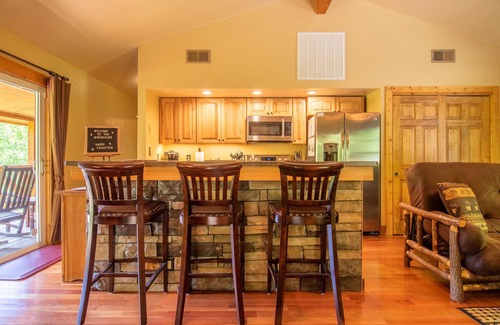 Cherokee Cabina | Cabin with River View located between Cherokee & Bryson City, 5 miles to casino!