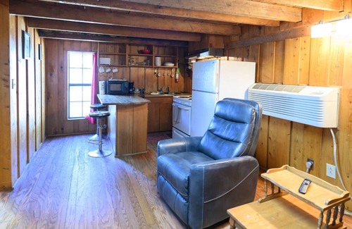 Lake Village Cabina | Cabin with sleeping loft in peaceful pecan orchard on Lake Chicot