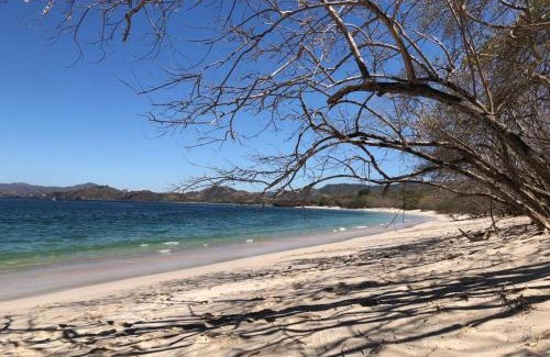 Brasilito Apartamento | Cabina Privada en Segundo piso con piscina, a 2 min caminando de la playa