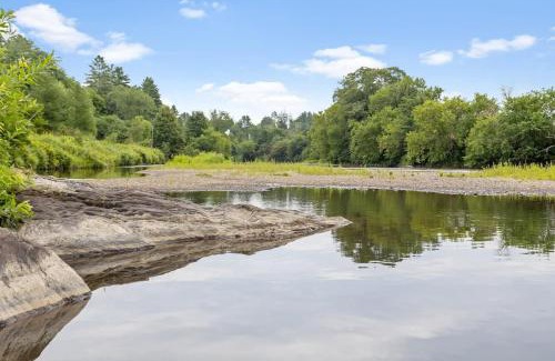 Johnson Casa | Caboose Tiny Home on river with hot tub near Stowe