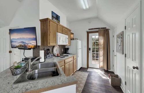 Fredericksburg Casa | Cactus Flower Treehouse-pet Friendly-hill Country Views!