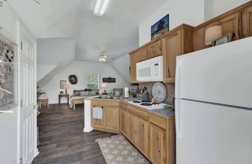 Fredericksburg Casa | Cactus Flower Treehouse-pet Friendly-hill Country Views!