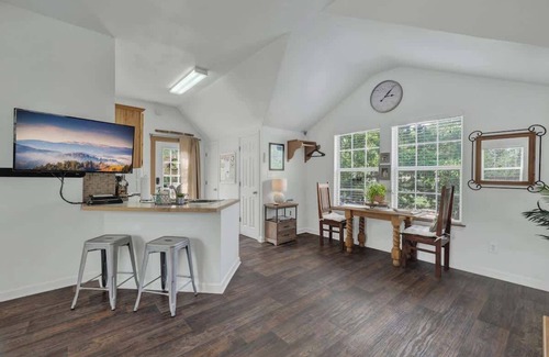Fredericksburg Casa | Cactus Flower Treehouse-pet Friendly-hill Country Views!