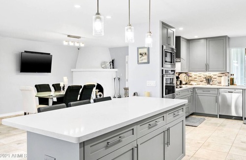 Shea Heights Casa | Cactus Manor, Heated Pool ! Putting Green! Centrally located
