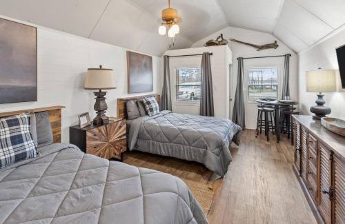 Oil City Casa | Caddo Lake Cabins- Wyldewood With Kayaks