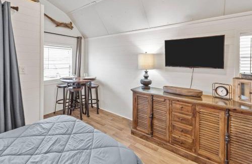 Oil City Casa | Caddo Lake Cabins- Wyldewood With Kayaks