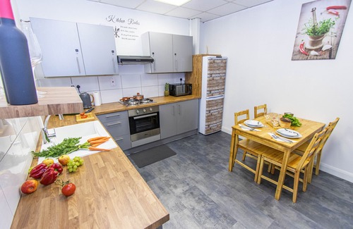 Wolverhampton Casa | Cades Accommodation