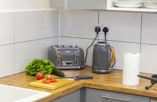 Wolverhampton Casa | Cades Accommodation