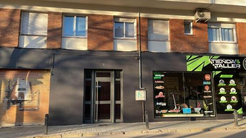 Cornella de Llobregat Apartamento | Cadillac BCN Sud, Cornellà, metro, tram, aero