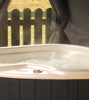 Hendrerwydd Casa | Caer Fedwen Barns Blodyn Cottage Cosy Self Catering with Private Hot Tub