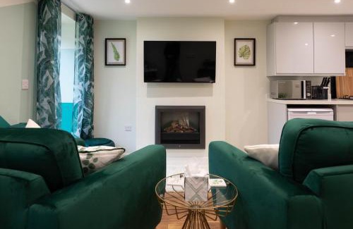 Hendrerwydd Casa | Caer Fedwen Barns Dyffryn Cottage King bed self catering with Hot Tub