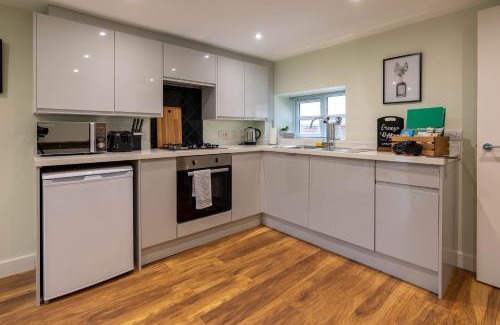 Hendrerwydd Casa | Caer Fedwen Barns Dyffryn Cottage King bed self catering with Hot Tub