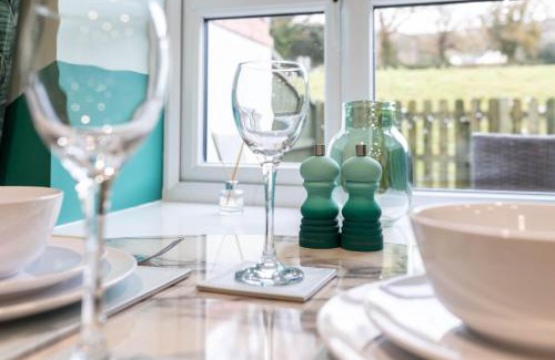 Hendrerwydd Casa | Caer Fedwen Barns Dyffryn Cottage King bed self catering with Hot Tub