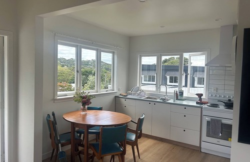 Oneroa Cabaña | Caesars Cottage - 5 minutes walk from heart of Waiheke Island