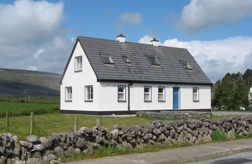 Ballyvaughan Cabaña | Caher Cottage in a lovely costal Wild Atlantic Way village has mountain views !