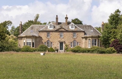 Duns Casa | Cairnbank House - a holiday home that sleeps 10 guests in 5 bedrooms