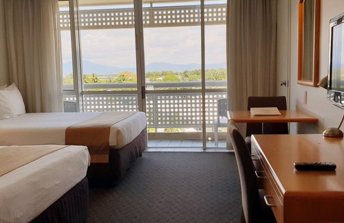 Cairns North Hotel | Cairns Harbourside Hotel