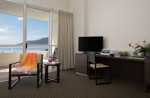 Cairns North Hotel | Cairns Harbourside Hotel