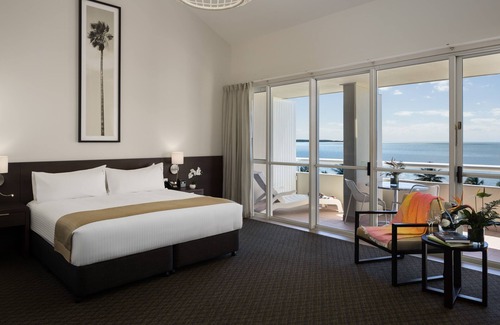 Cairns North Hotel | Cairns Harbourside Hotel