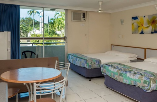 Cairns North Hotel | Cairns Holiday Lodge