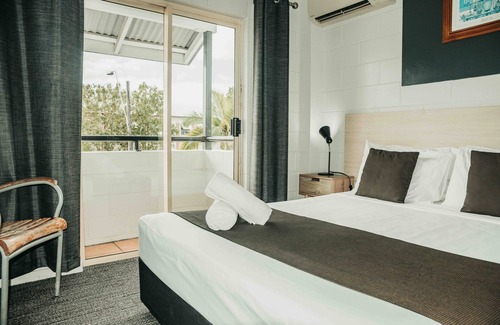 Cairns North Hotel | Cairns Queens Court