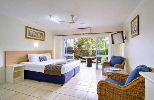 Cairns North Hotel | Cairns Queenslander Hotel & Apartments